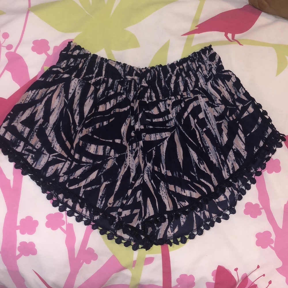 Olivaceous short BNWT* NAVY and multi, elastic waist favorite short ! Size L 💙